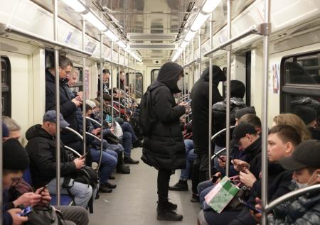 Москвичей не удивил загоревшийся в руках пассажира метро телефон 