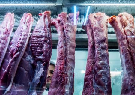 Соскользнувший крюк пробил грудь мяснику в Петербурге