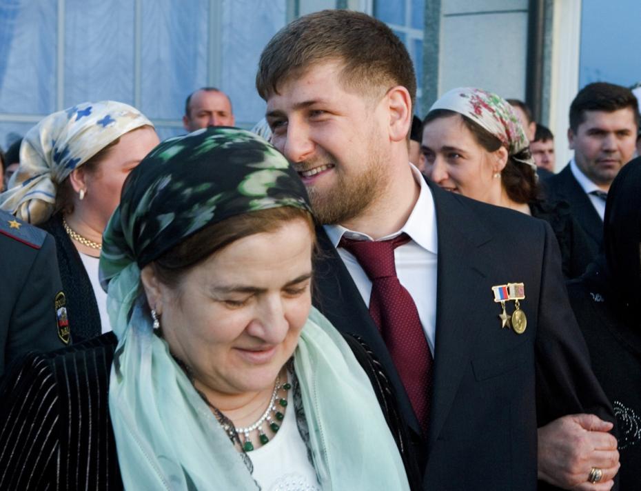Новый президент Чеченской Республики Рамзан Кадыров с мамой Аймани Кадыровой на официальной церемонии вступления Р. Кадырова в должность президента