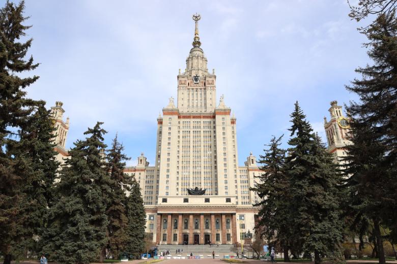 Вид на здание Московского государственного университета имени М. В. Ломоносова