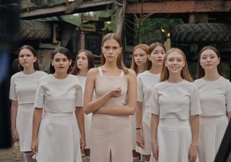 Что будет, если почти все мужчины вымрут? Треш и юмор в сериале «Два холма»