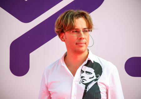 Максим Галкин встал на колени перед 15-летним блогером