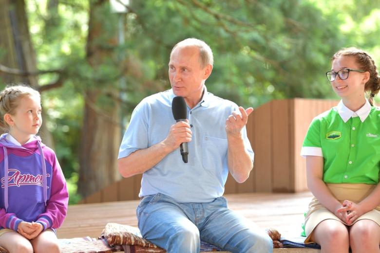 Владимир Путин во время посещения Артека