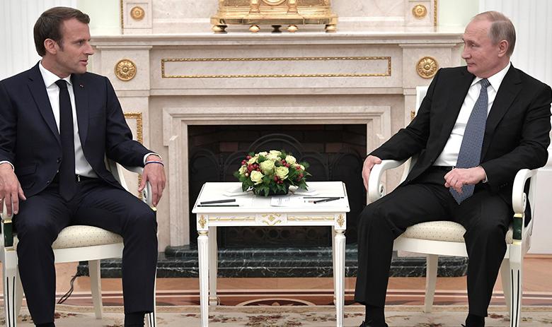 Президенты Франции и РФ Эммануэль Макрон и Владимир Путин