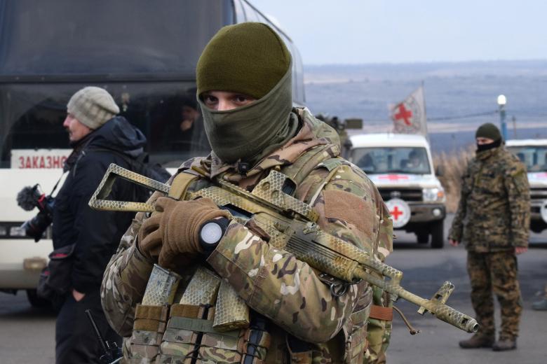 Военнослужащий СБУ во время обмена пленными, архивное фото, 2017 год