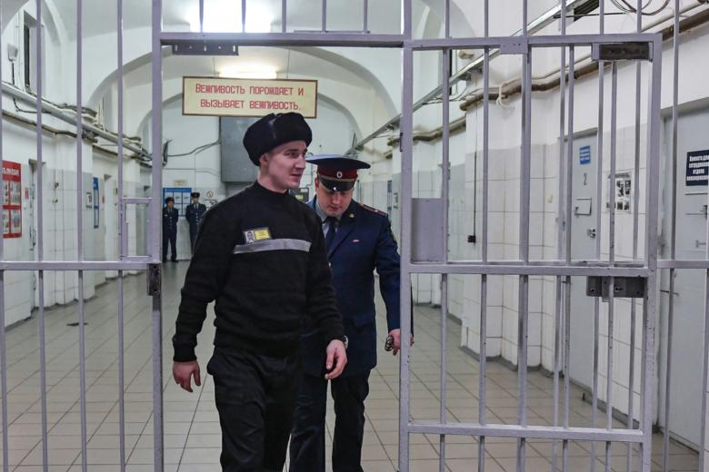 Заключенный и сотрудник ФСИН России