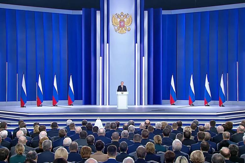 Президент РФ Владимир Путин во время выступления с ежегодным посланием Федеральному собранию РФ в Гостином Дворе