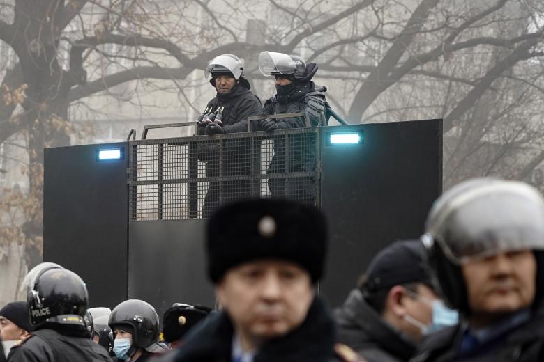 Казахстан. Алма-Ата. Сотрудники полиции во время акции протеста против повышения цен на сжиженный газ