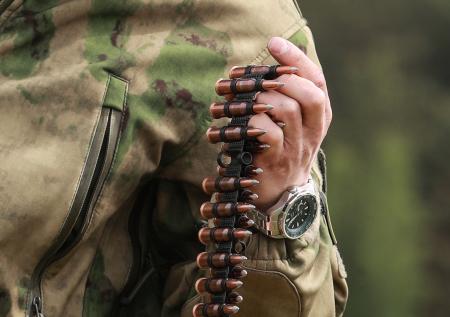 Полицейские нашли в сугробе 30 ящиков с патронами