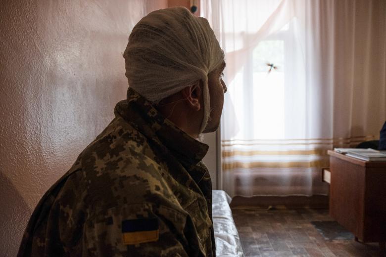 Солдат с травмой головы ожидает приёма врача