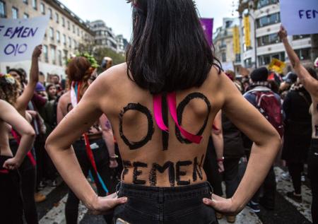 Активистки Femen разделись у Елисейского дворца