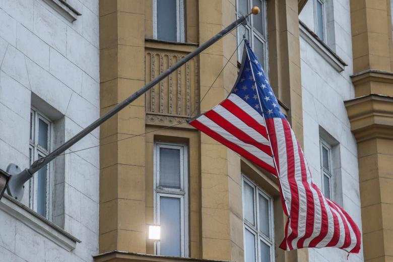 Флаг на здании посольства США на Новинском бульваре в Москве