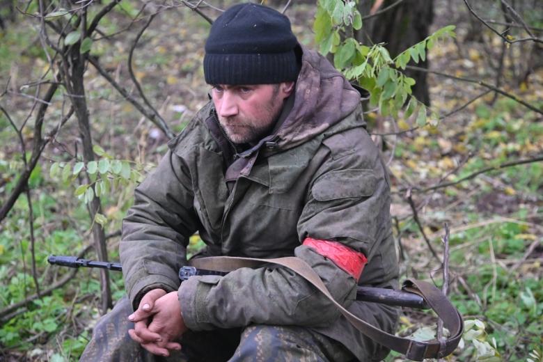 Мобилизованный военнослужащий ВС РФ несет службу на линии обороны в Харьковской области