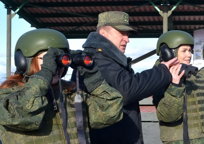 Александр Лапин (в центре)