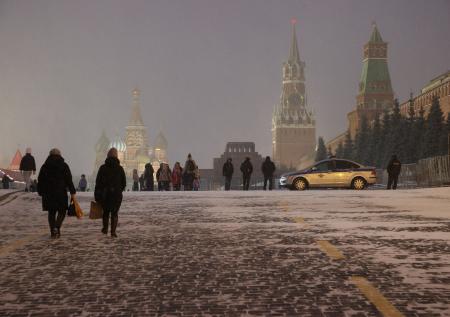 Мужчина попытался прибить свои гениталии к брусчатке на Красной площади