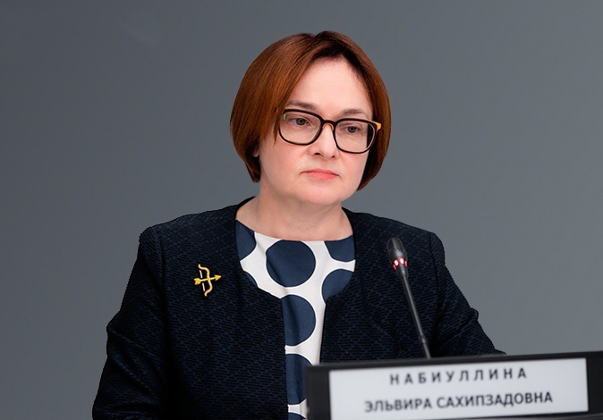 Брошь в виде лука и стрелы возможно говорила о том, что ЦБ целится в свой таргет по инфляции — 4% 