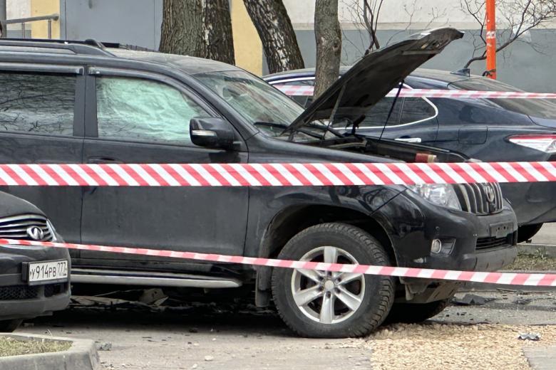 Toyota Land Cruiser Prado после взрыва в Москве 12 апреля