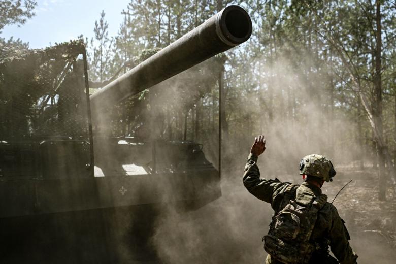 Военнослужащие артиллерийского расчета САУ «Пион»