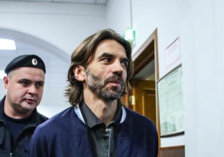 Суд отменил арест на облигации Абызова