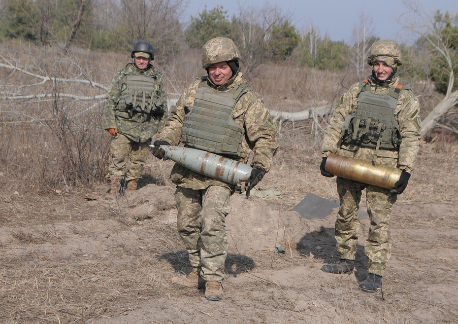 Украинские военные со снарядами