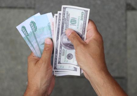 Минфин готов ослабить рубль: надо ли запасать доллары и юани