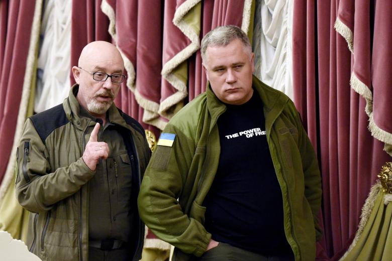 Заместитель руководителя офиса президента Украины Игорь Жовква (справа) и министр обороны Украины Алексей Резников