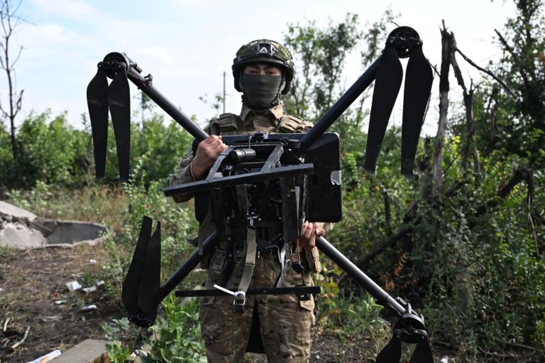 Военнослужащий подразделения противовоздушной обороны группировки «Центр» демонстрирует сбитый БПЛА «Баба-яга»