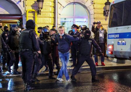 Всех задержанных на акции против правок к Конституции отпустили из полиции