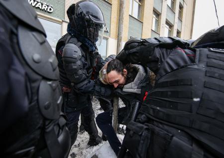 Песков: жёсткие действия силовиков на незаконных акциях оправданны