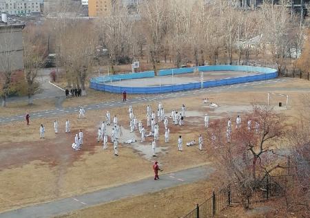 Подростки в Екатеринбурге сыграли в «Игру в кальмара» на школьном стадионе