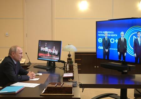 Путин пошутил про «сотенку» миллиардов после оговорки главы «Газпром нефти»