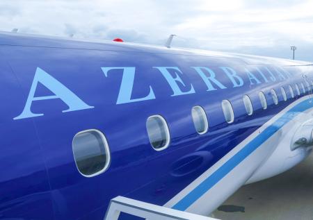 Летевший в Махачкалу самолет Azerbaijan Airlines вернулся в Баку