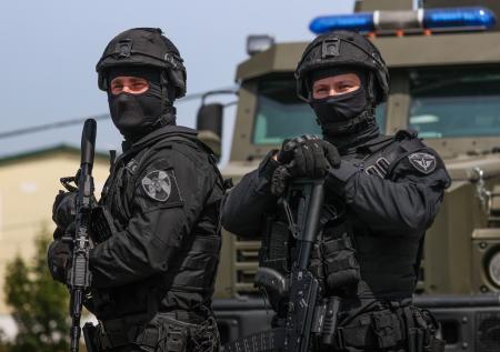 Готовится штурм квартиры мужчины, который выбросил жену и младенца в окно