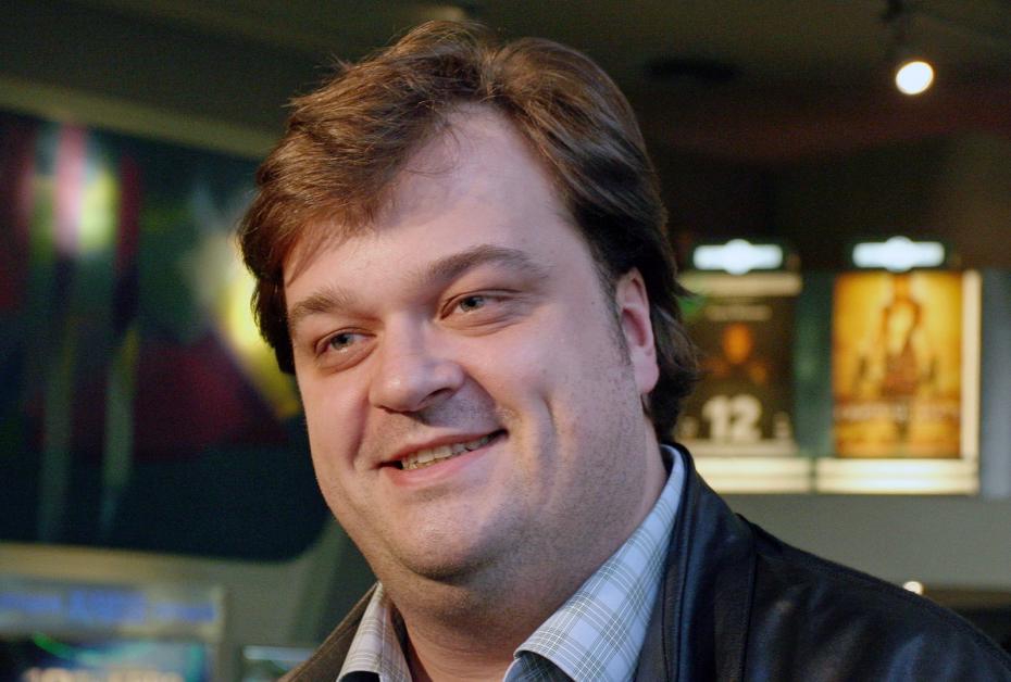 Спортивный комментатор Василий Уткин после пресс-конференции, посвященной выходу картины режиссера Олега Фомина «День выборов», 2007 год