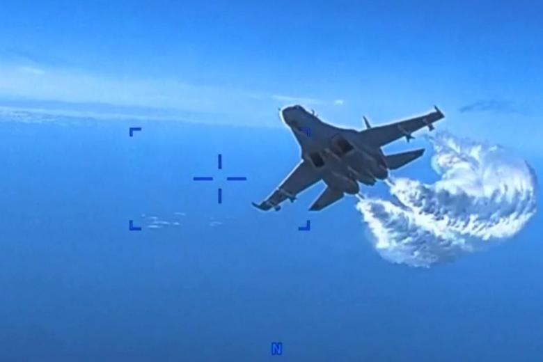 Момент подлета самолета Су-27 к БПЛА