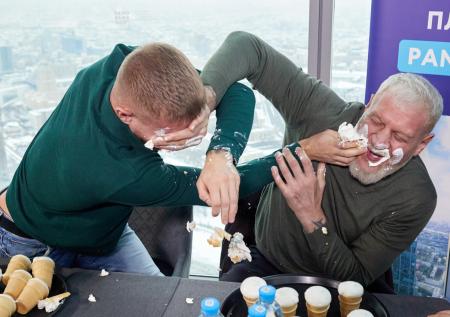 Емельяненко «накормил» мороженым будущего соперника