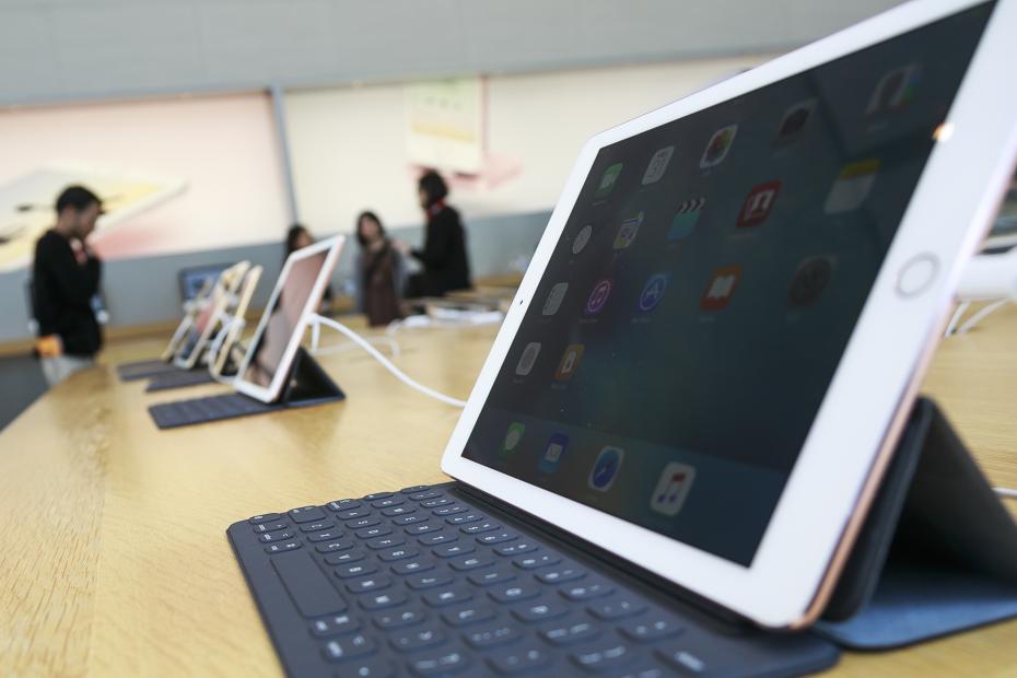 iPad Pro (планшет получил 12,9-дюймовый дисплей Retina, поддержку стилуса Apple Pencil и клавиатуры Smart Keyboard, процессор Apple A9X и четыре динамика)