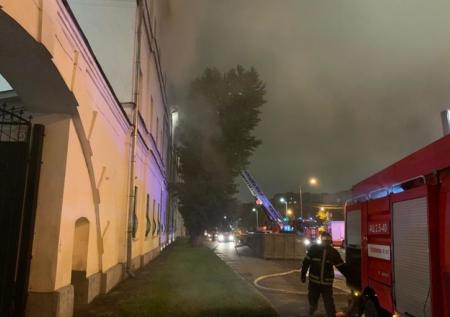 Площадь пожара в общежитии в Москве достигла 1000 квадратных метров