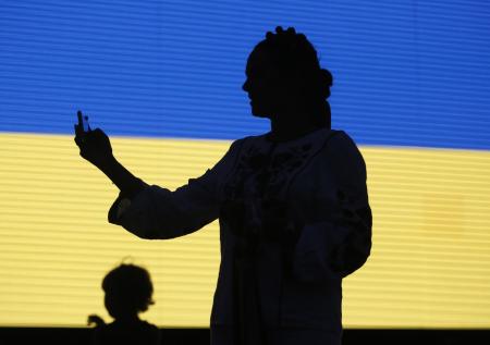 Жена из зоны СВО: что ищут украинки на сайтах знакомств