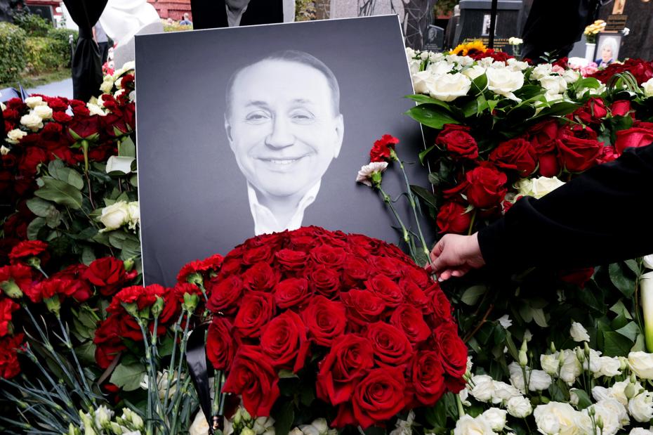 Прощание с ведущим КВН Александром Масляковым на Новодевичьем кладбище в Москве