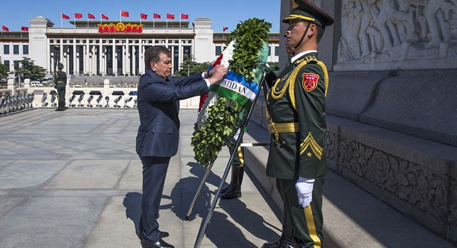 Президент Узбекистана Шавкат Мирзиёев возлагает венок к памятнику народным героям на площади Тяньаньмэнь в Пекине, Китай