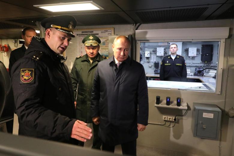 Владимир Путин посетил Прибалтийский судостроительный завод «Янтарь», где осмотрел корвет «Гремящий»