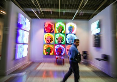 Галерея в пальто и денежный трон: что посмотреть на ярмарке Art Russia