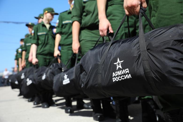 Призывники во время проводов на службу