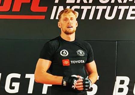 Блейдс завалял Волкова до победы на UFC в Лас-Вегасе