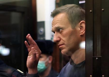 Суд с конями: Алексею Навальному дали 3,5 года колонии по делу «Ив Роше»