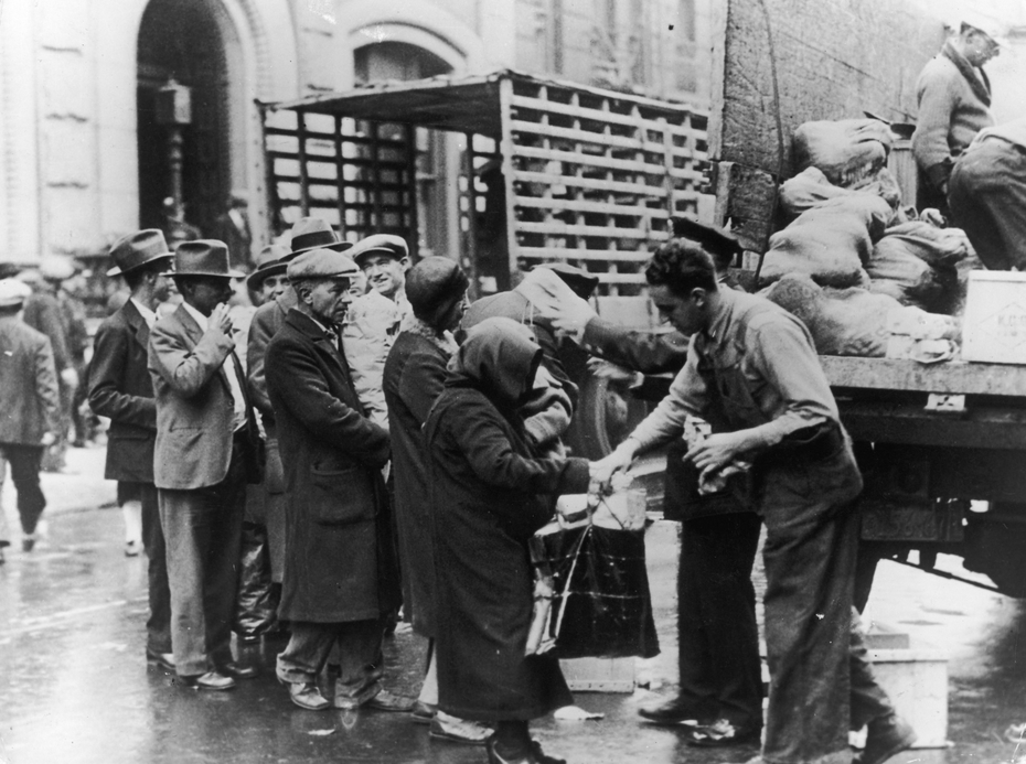 Предметы первой необходимости раздаются бедным гражданам. 1929 год