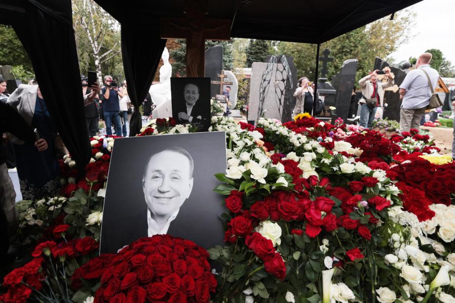 Прощание с ведущим КВН Александром Масляковым на Новодевичьем кладбище в Москве