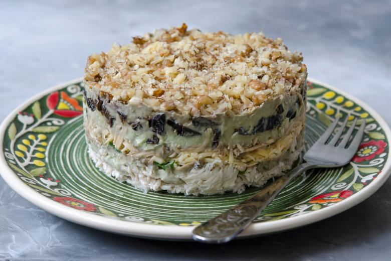 Салат с черносливом, курицей и грецким орехом