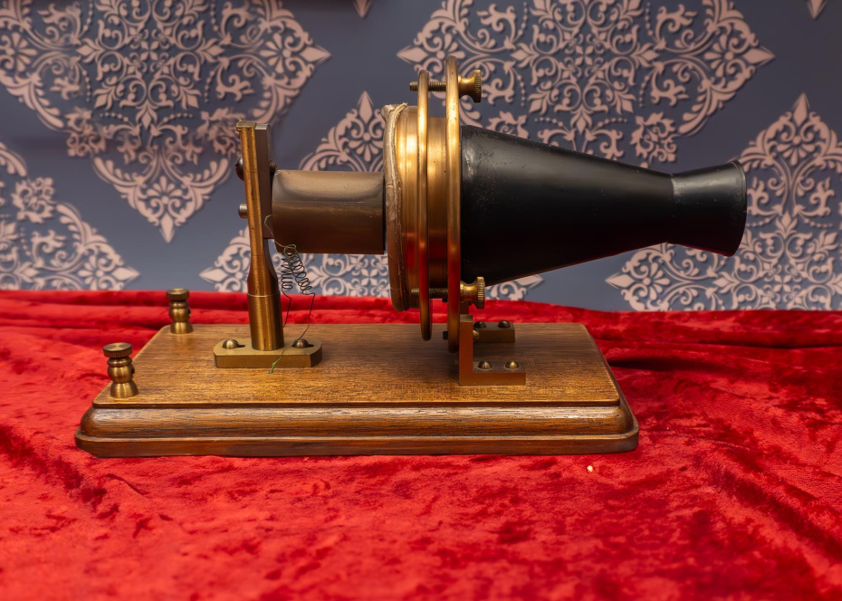 Телефон с одним магнитным полем, был создан Александром Грэхемом Беллом